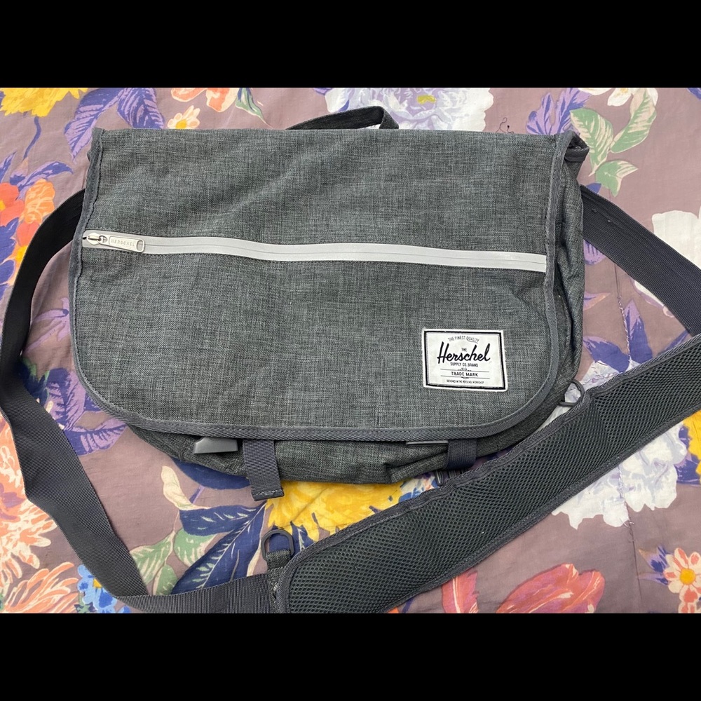 Herschel grey messenger/laptop bag